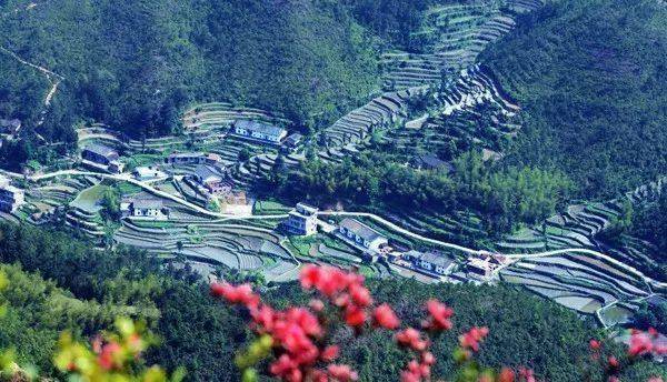 肖华上将回乡祭母,没有确切位置,只知这座大山,挥泪写诗哭母亲