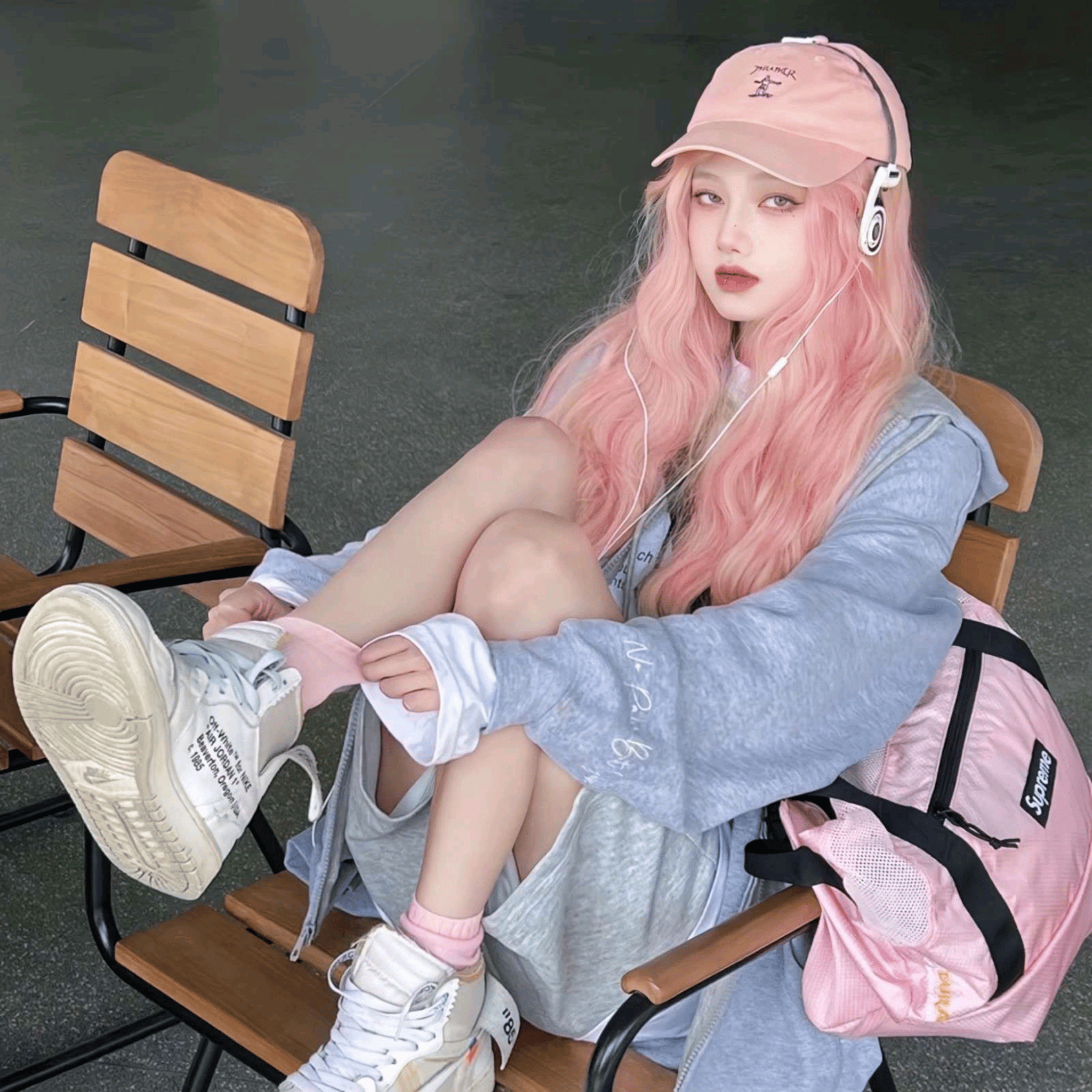 下午下班同事们都走了,我做方案加个班,做完方案后收下桌子,看见小洁