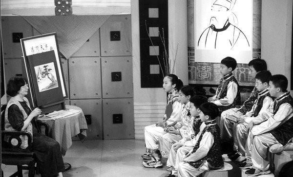 给学生上课的叶嘉莹叶嘉莹自幼生活在气氛和谐的家庭中,父母亲和伯父