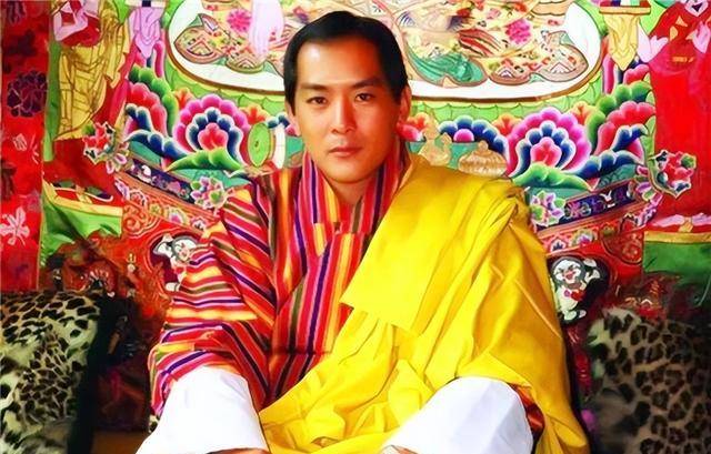 经过多方寻找之后,最终,老太后将目光定在活佛霞仲仁波切的身上.