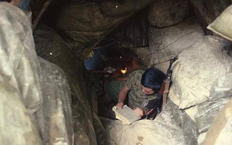 老山第一兵邢志强,过生日连长冒死送烧鸡,听着军长五音不全的歌