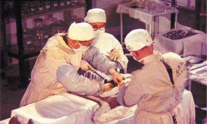 72年,长沙挖出2000年前不朽女尸,一小伙自告奋勇:我来主刀解剖