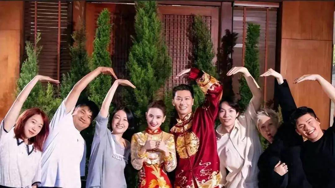 窦骁给老婆庆生显敷衍,没奢华蛋糕,场地简陋,没让何超莲长脸