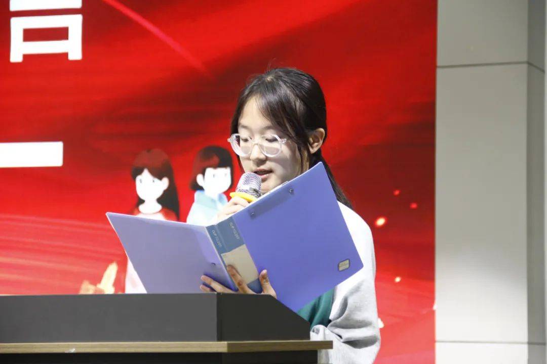 图 丨 八年级学生代表陈佳乐同学发言图 丨 高中部学生代表谭杰同学
