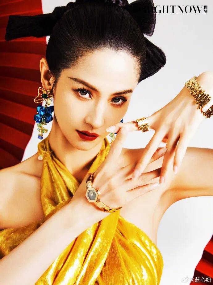 蓝心妍杂志美图露玉背小肚脐!魔鬼身材太性感火辣