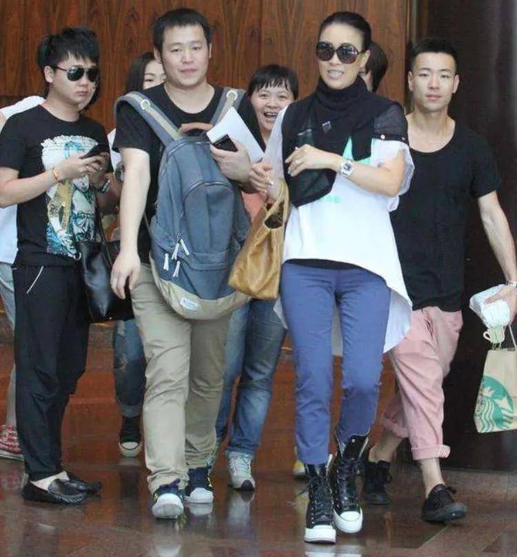 没美颜没化妆,王菲素颜竟这么漂亮那英脸干黄,有对比才发现她骨相有多