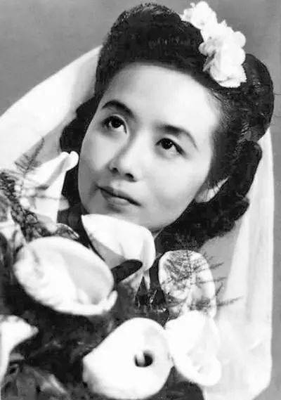 丈夫出狱后家暴她,叶嘉莹痛苦想要自杀,却因诗中一片瓦选择原谅