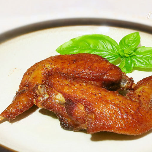 新奥尔良味炸鸡翅,气味鲜香诱人,饱满的鸡肉,非常能够引人食欲!