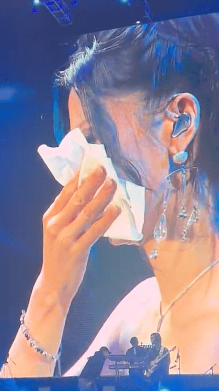 22岁单依纯,穿挂脖花裙又哭啦!边唱边拭泪的样子,漂亮又可爱!