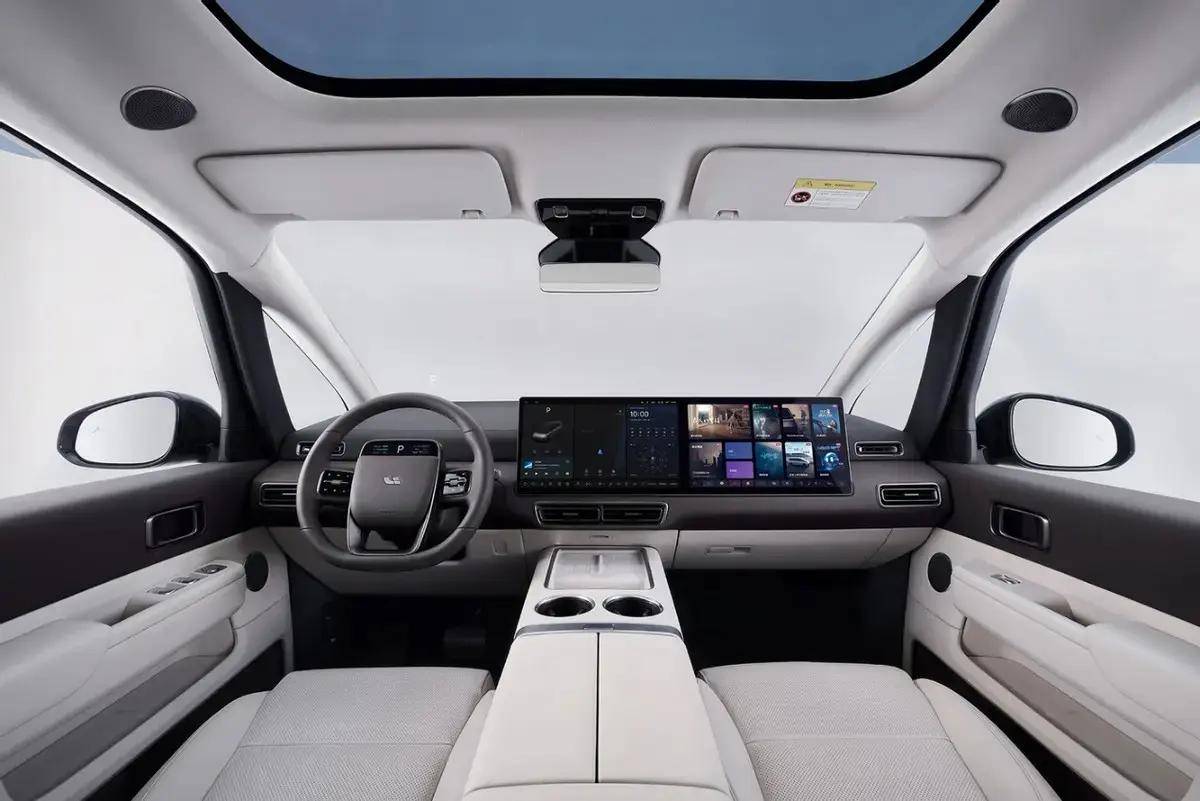 在车身尺寸方面,理想mega拥有5350/1965/1850mm的长宽高,轴距为3300mm