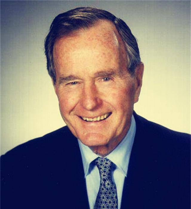 他于1989年的时候,成功当选了美国总统,完成了布什家族几代以来的心愿