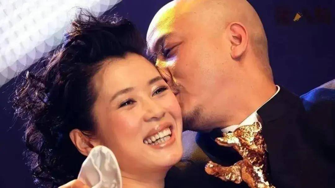 她曾把黄渤吻到害羞,与导演同居12年遭抛弃,今47岁身价高达40亿