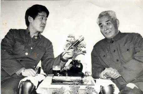 他在战犯中是刺头遭到别人批评,用让人哭笑不得的"绝招"回应