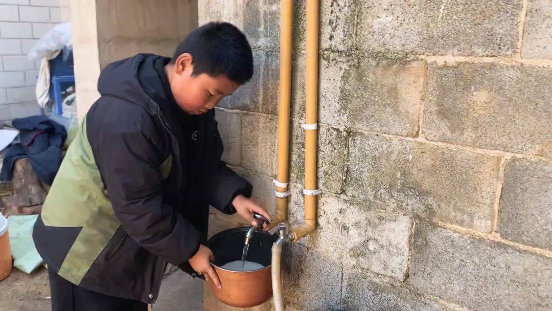 泪目!爸爸离家,9岁幼童最大的愿望竟是打工减轻家人的负担