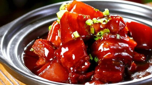 68岁老师傅:红烧肉,不止会炒糖色,少了它,难怪颜色变黑不入味