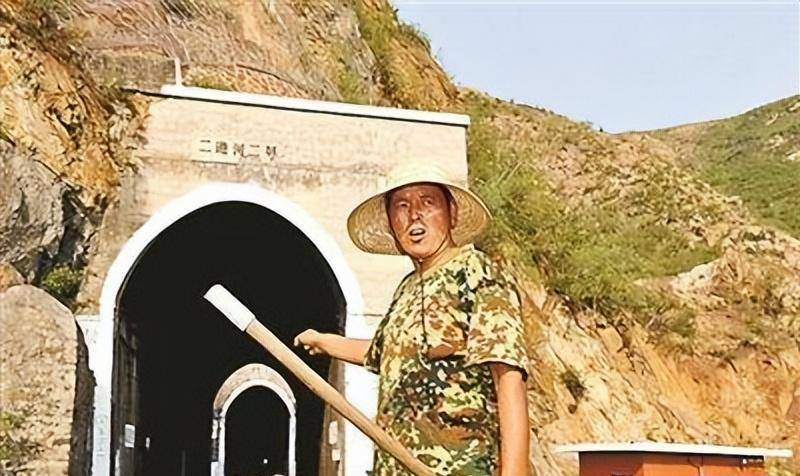 2014年,放羊牧民用身体阻拦火车,救下整车人,事后被奖励三十万_卢伟