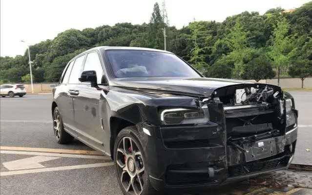 交通事故,一辆700多万的劳斯莱斯库里南和一辆国产长_搜狐汽车_搜狐网