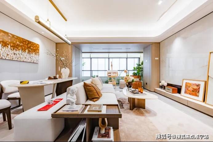 辅以灵动的弧形吊顶与内嵌灯光设计,让整个空间愈发通透,大面积奢石