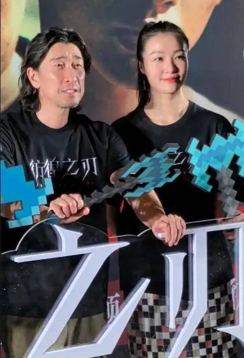 王千源一家三口罕见同框,妻子时髦气质好,网友:这父女俩也太像了