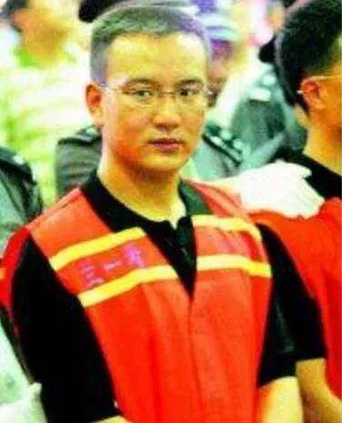 2006年黑老大马冰冰被判死刑,法庭上表情自然,笑着和同伙打招呼