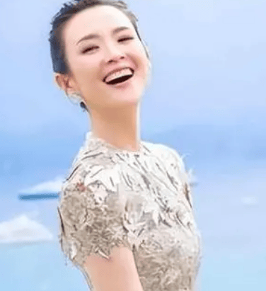 据悉,章子怡的新男友是一位外国籍男士,两人相识已有一段时间,感情