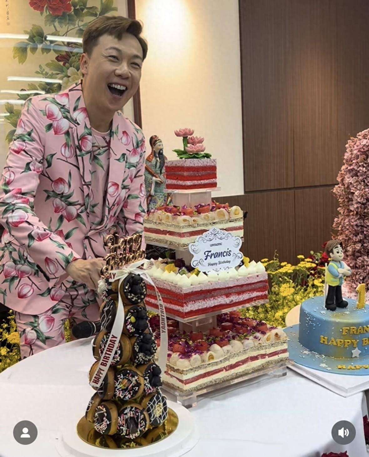 香港知名公关庆祝生日,穿粉色桃子西装太抢镜,名人齐聚场面盛大