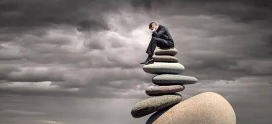 颓废不振,看着儿子的样子,养父母非常担心,为了让熊德龙能够振作起来