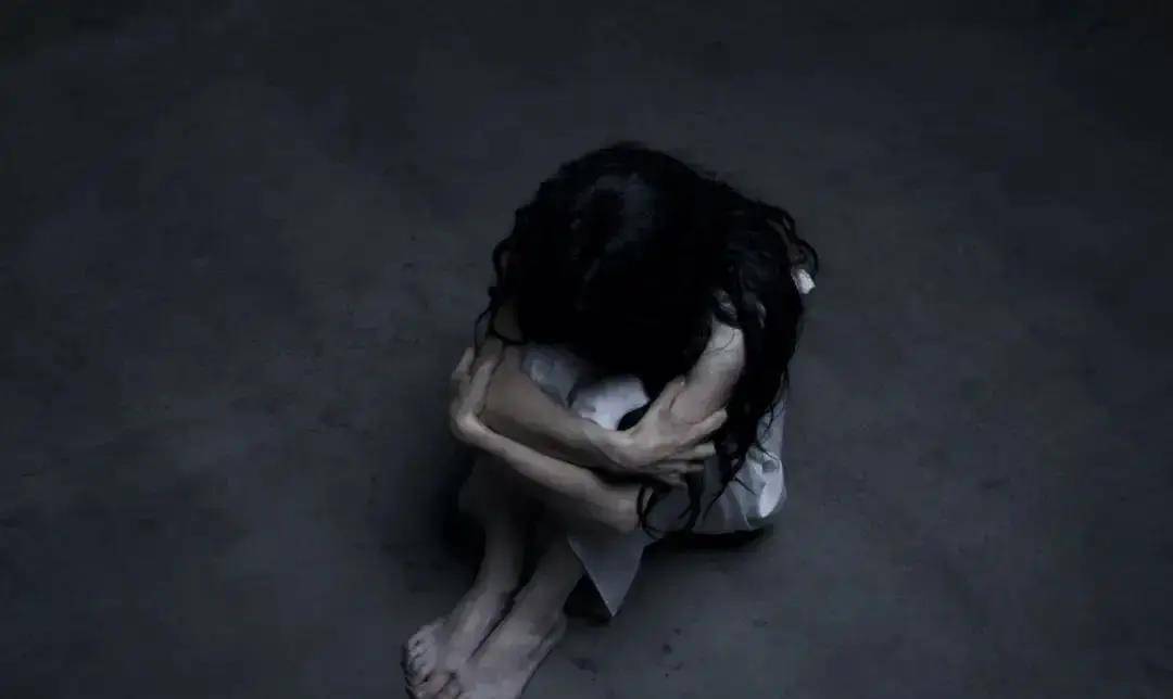 尹怀市得意地威胁修莉,这就是跟他作对的下场,无论修莉去哪工作,他