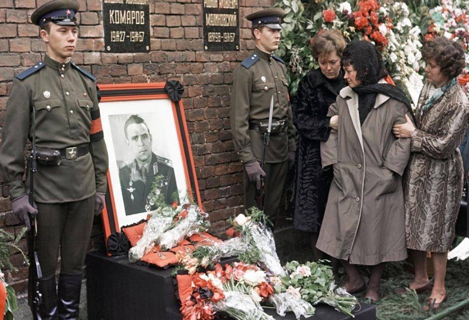 1967年4月23日,刚过完40岁生日不久的科马洛夫踏上了联盟一号宇宙飞船