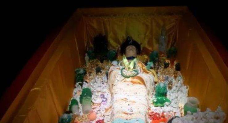 要知道,中国唯一的女皇帝武则天下葬时都没有穿龙袍,这位墓主人究竟是