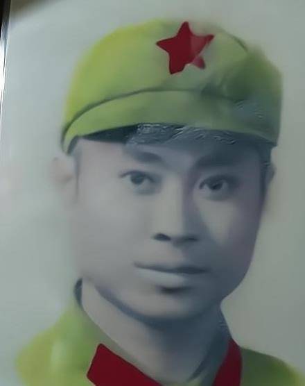 守家35载,烈士未婚妻以弟媳身份到云南扫墓,3千多老兵集体敬礼