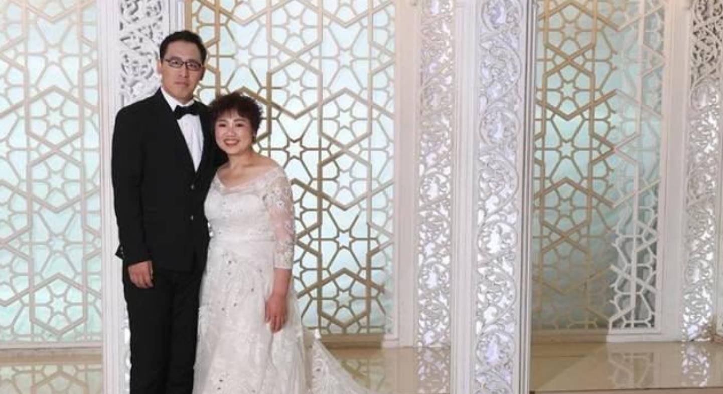 盼盼和王旭结婚照2017年夏天,盼盼和东北的男友王旭结婚了,穿上婚纱照