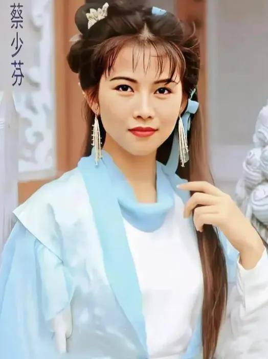 50岁蔡少芬和女排姑娘合照,173的个子也显得小鸟依人!