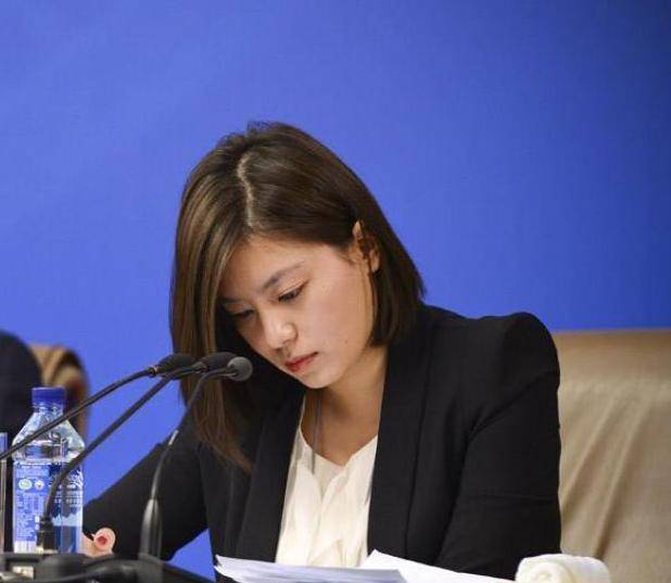 张京出生在杭州,正所谓"好山好水养好人",出生在这里的张京生得眉清目