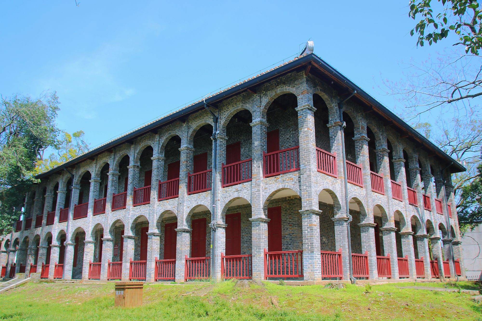 岳阳洞庭湖畔有一座湖滨大学,历史悠久,风景如画,充满文化气息
