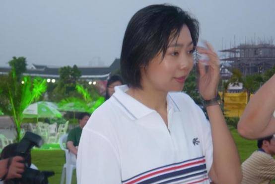 她是女排唯一的五冠王,退役经商身家过亿,女儿是清华博士_梁艳_排球