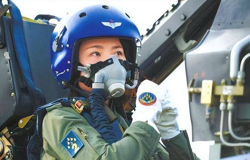 余旭高三时,国家空军来到余旭的学校招募空军飞行员,本来余旭只是抱着