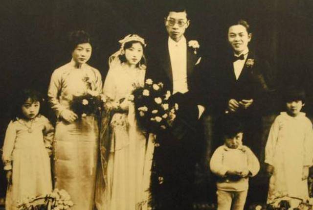 傅雷读书不用心,被母亲在肚脐点蜡烛,"棍棒教育"成就一代才子