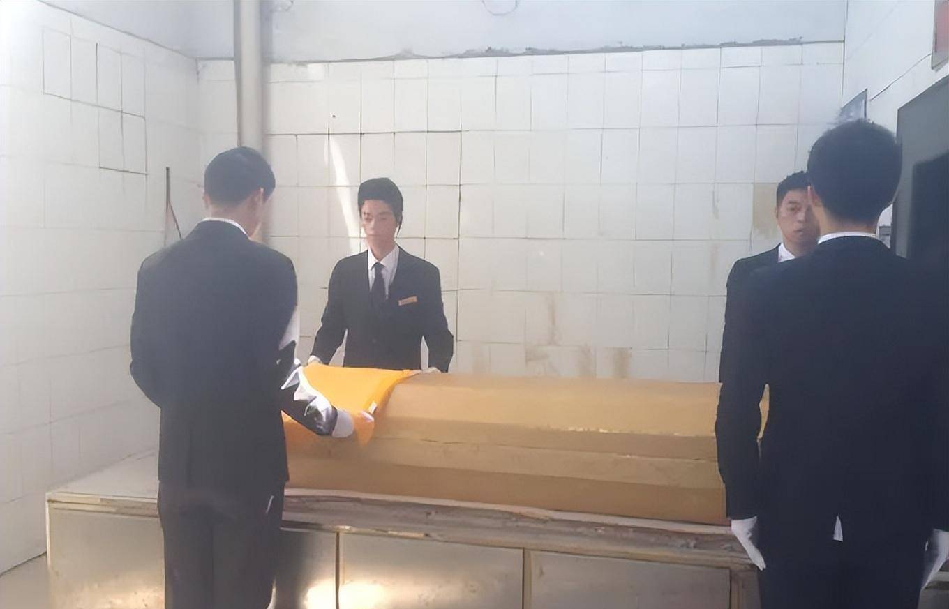 葬场搬尸工:不印名片,不拍照,终日与尸体打交道,收入高薪?