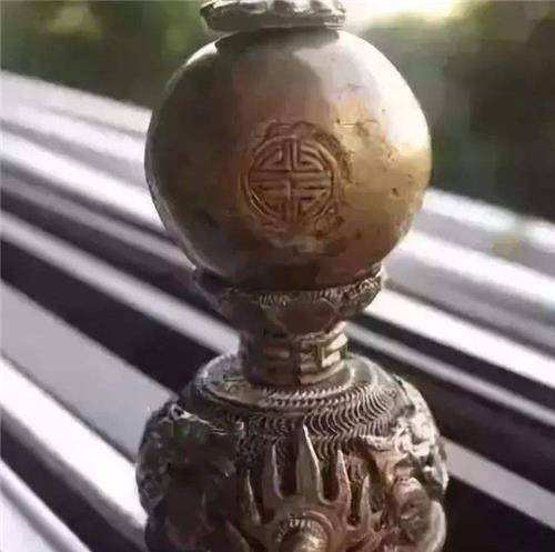 清朝官员靠"顶珠"划等级,最尊贵的顶珠仅3人可戴,和珅也不敢