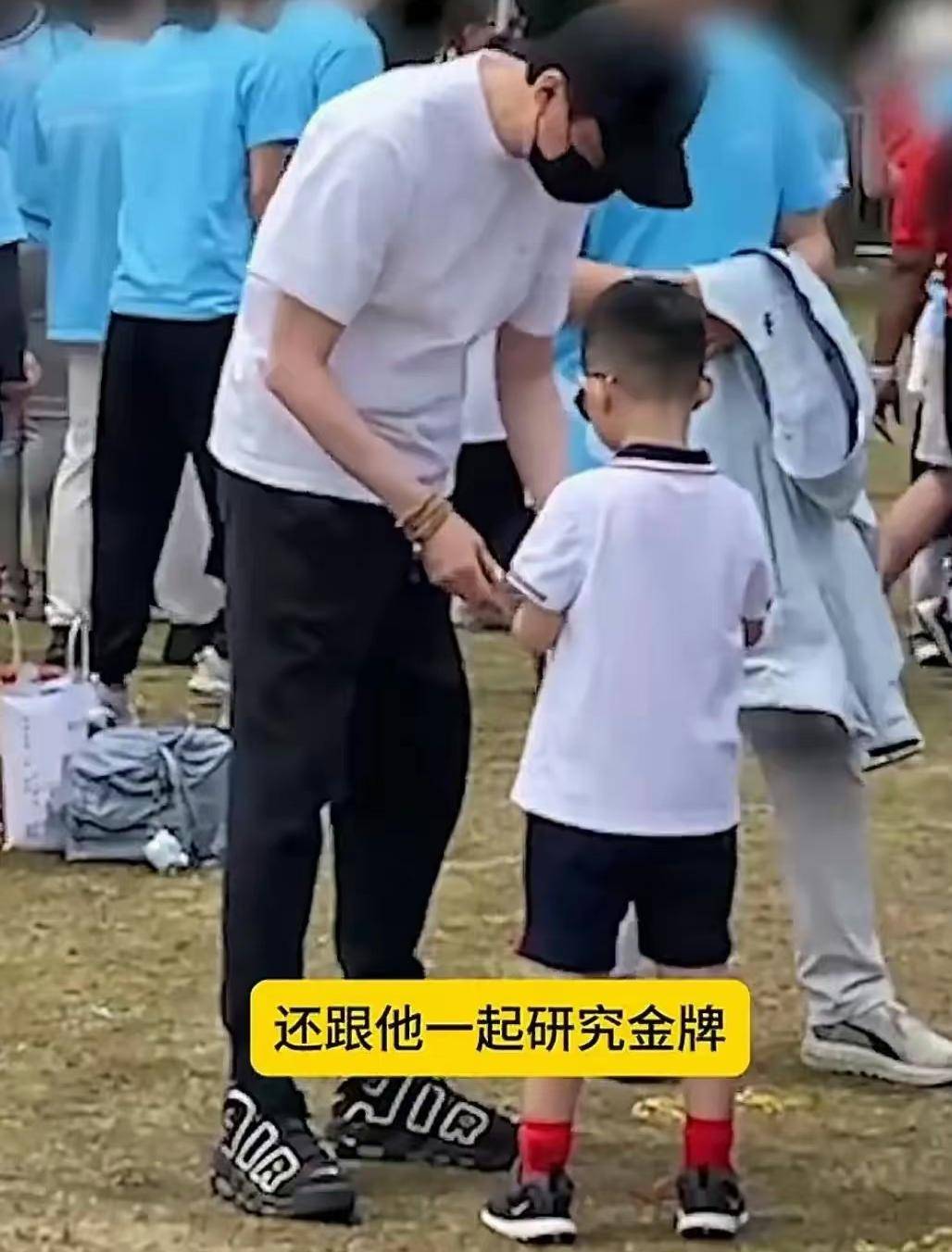 冯绍峰母亲节发文,网友却句句不离赵丽颖,儿子正面照曝光引热议