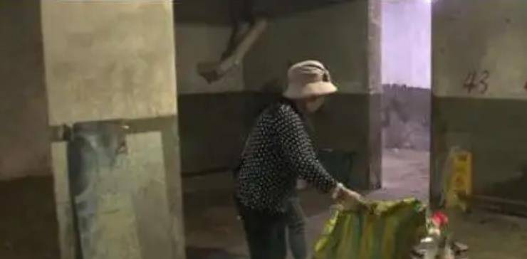 单身母亲收到1530万汇款,转账人是15年前收养的孤儿_吕天梅_女儿_周波