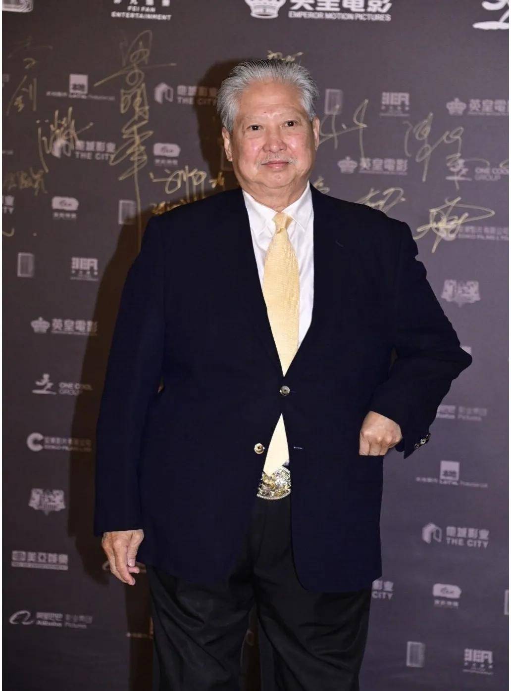 像洪金宝这种深颜色的西装款式不仅耐脏耐看,也更耐洗耐穿,非常适合上