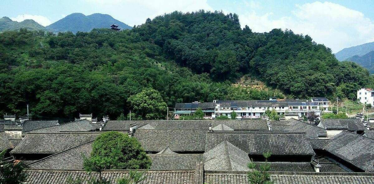"千柱屋"具体位于诸暨,它依靠群山而建造,它由八个四合院组成,同时