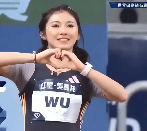 跑步还是作秀?吴燕妮穿连体衣参赛引争议_吴艳妮_比赛_选手