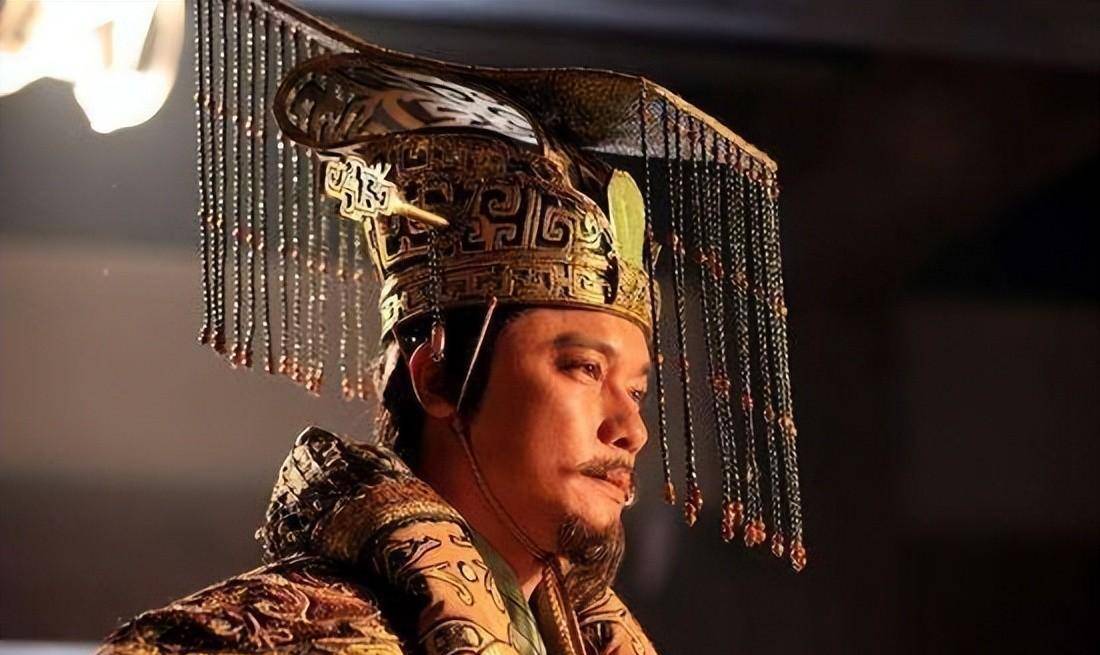 甘肃60岁大爷解手没带纸,荒郊随手揪了张烂纸片,竟意外发现珍宝