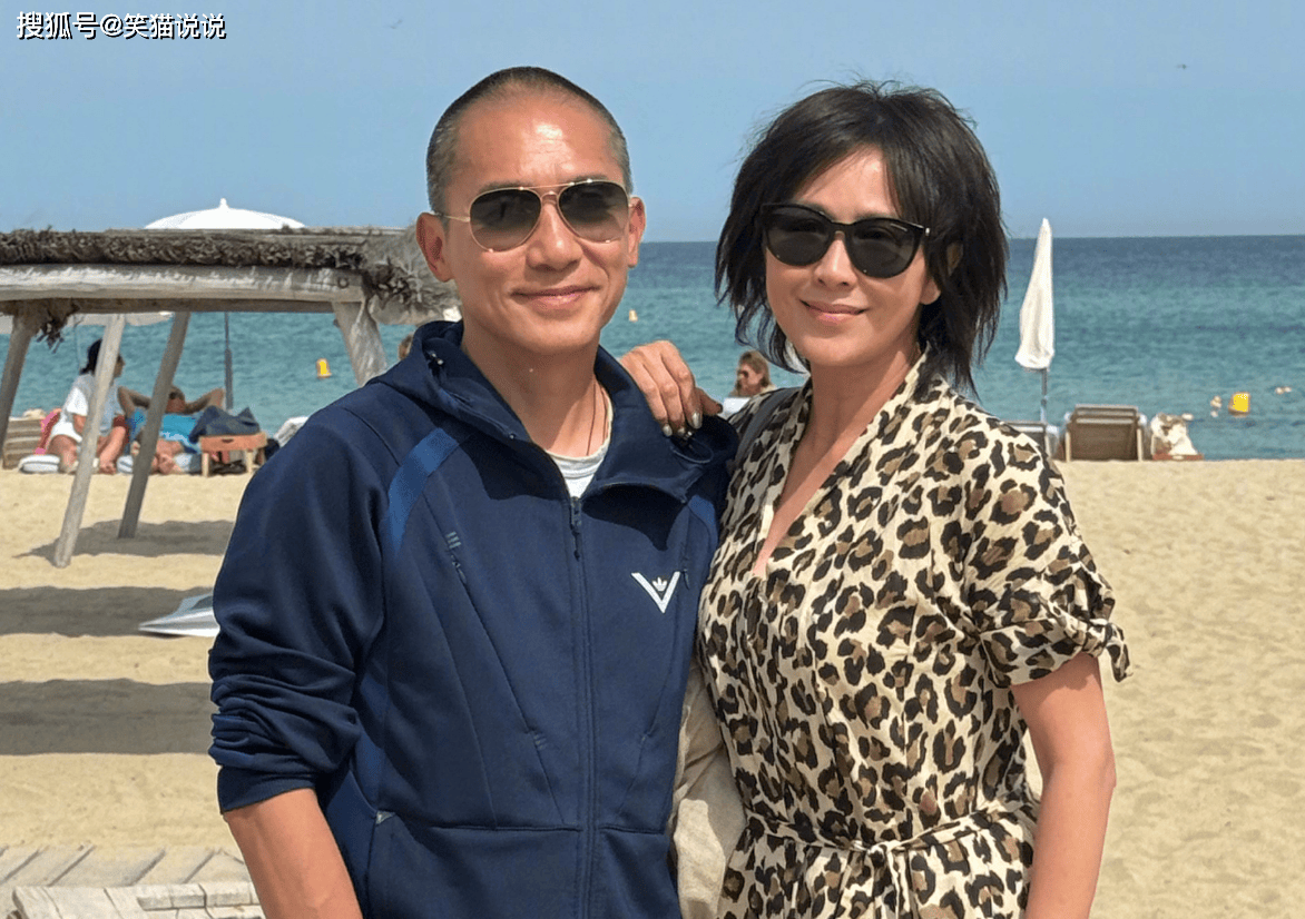 刘嘉玲晒与梁朝伟合照:两人合照好恩爱,沙滩墨镜好惬意!