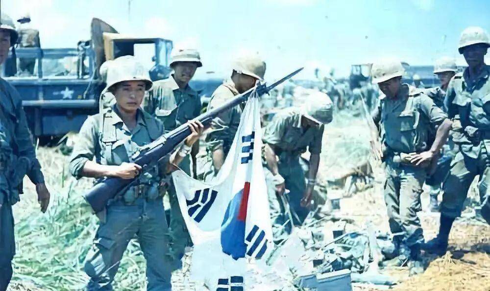 1970年,美国特种兵挑逗两条缠绕的毒蛇;导致两支部队全军覆灭