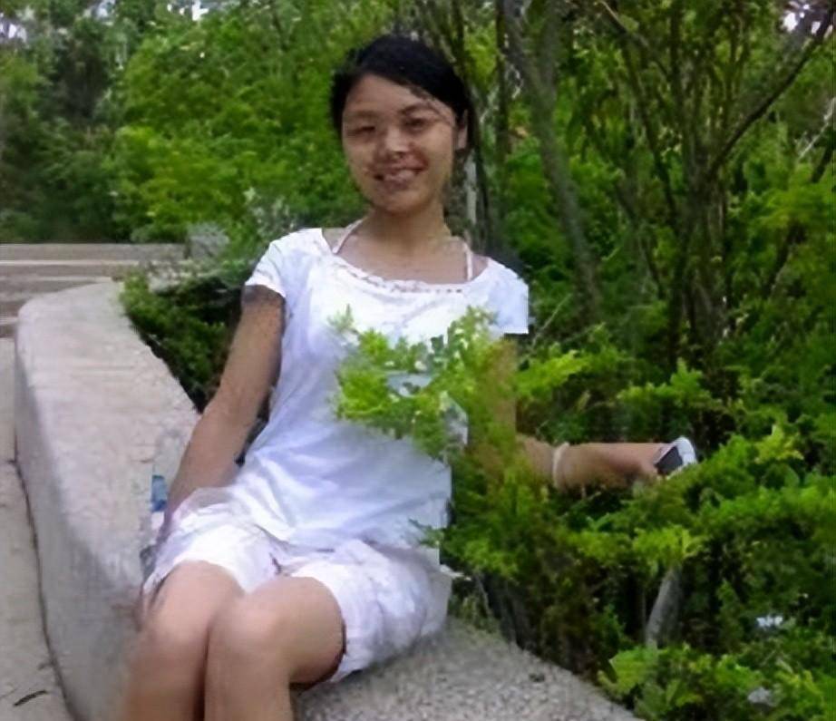 她的天赋仍然是出类拔萃的,但据他们的班主任说,何碧玉也是班里最努力