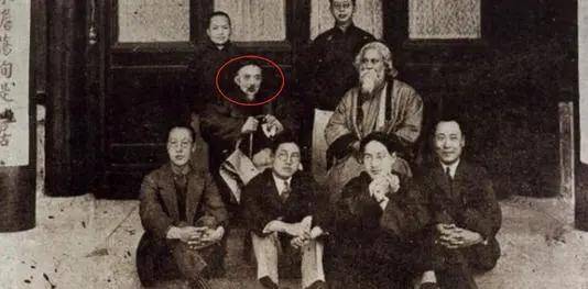 北大学子进西餐馆,用英文嘲笑一邋遢老头,结果对方精通9国语言_辜鸿铭